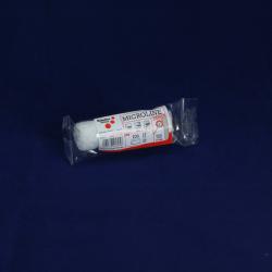 Indpakket medicinsk kompres på en ensfarvet mørkeblå baggrund.