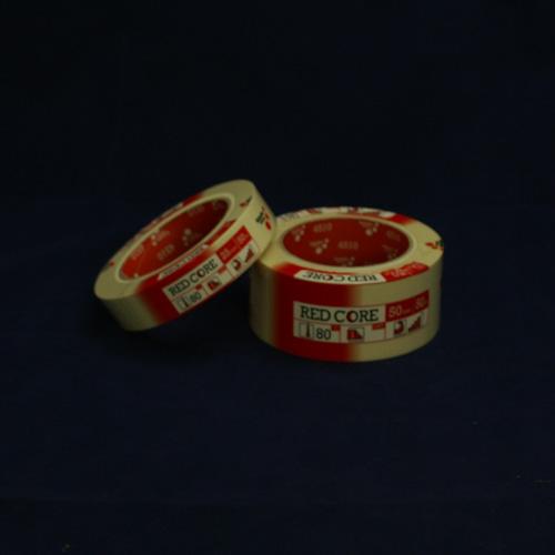 To ruller tape med rød og hvid etiket på en blå baggrund.